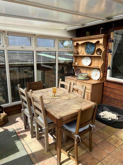 Wooden Cottage With Lake View Енискилен Екстериор снимка